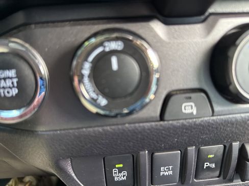 Used 2021 Toyota Tacoma TRD Sport w/ Technology Package AWD/4WD image 12