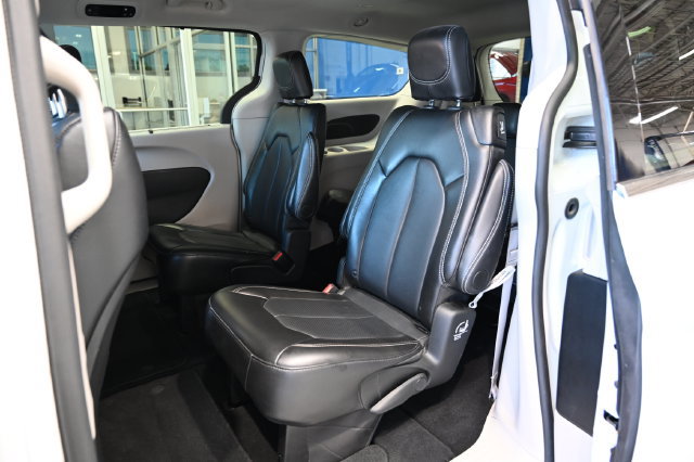 Used 2024 Chrysler Pacifica Touring-L FWD image 10