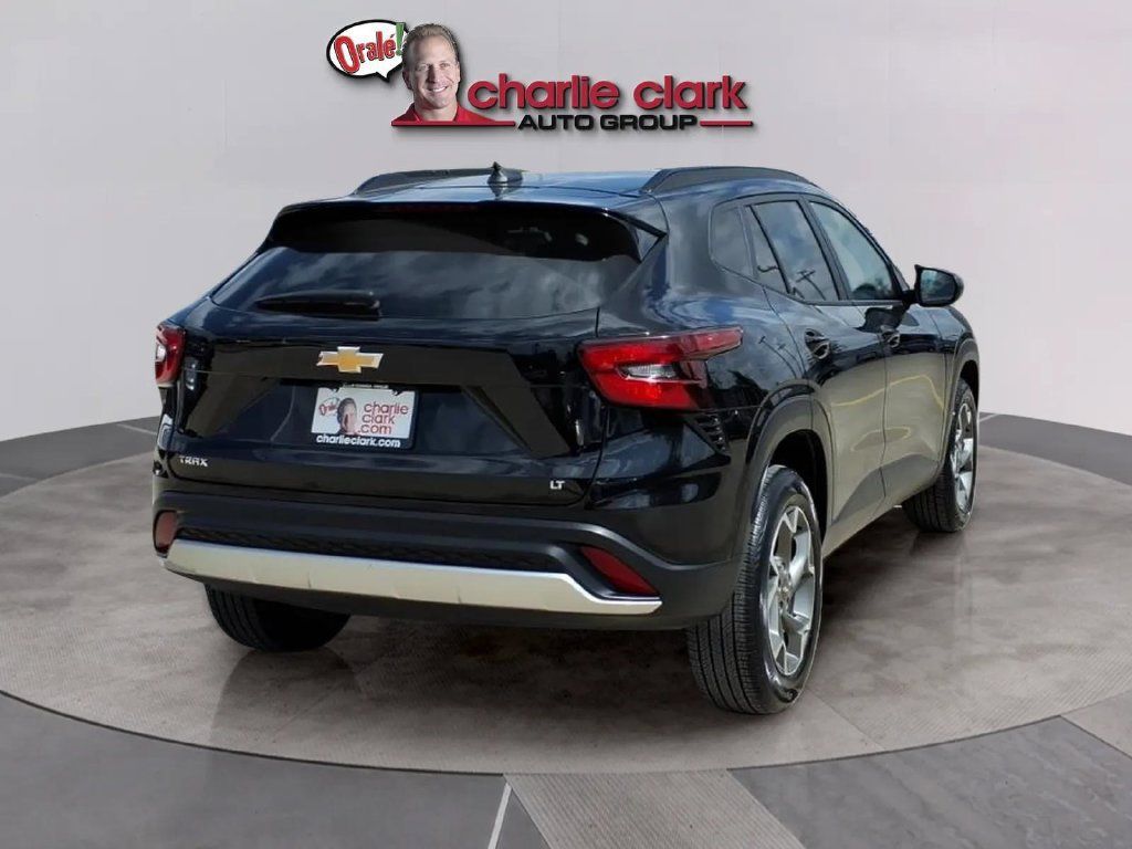 Used 2025 Chevrolet Trax LT FWD image 6