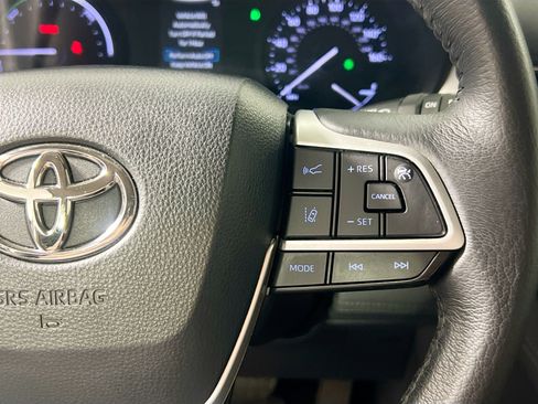 Used 2022 Toyota Sienna XLE w/ XLE Plus Package FWD image 19
