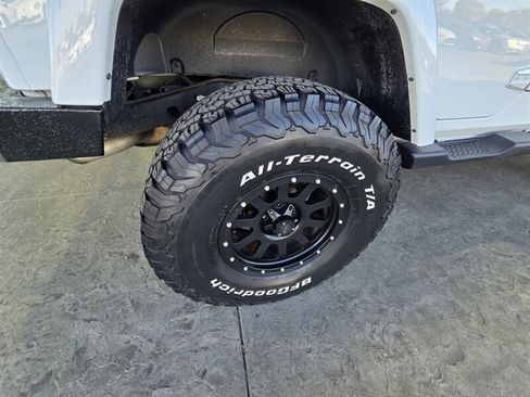 Used 2017 Jeep Wrangler Unlimited Sahara w/ Connectivity Group image 20