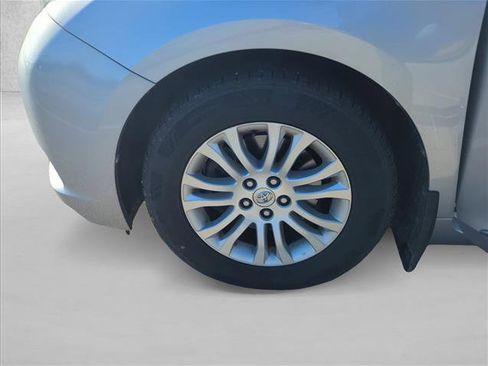 Used 2015 Toyota Sienna XLE image 24