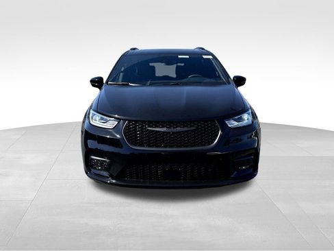 New 2026 Chrysler Pacifica Limited w/ Uconnect Theater Family Group image 2