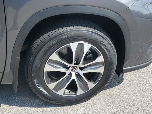 Used 2023 Toyota Highlander XLE AWD/4WD image 6