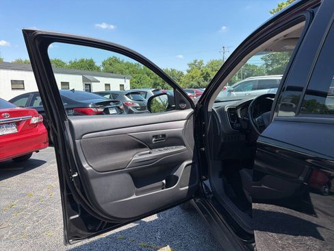 Used 2016 Mitsubishi Outlander SE FWD image 21