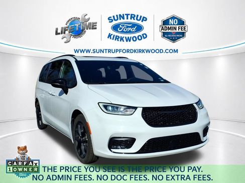 Used 2025 Chrysler Pacifica Limited FWD image 1