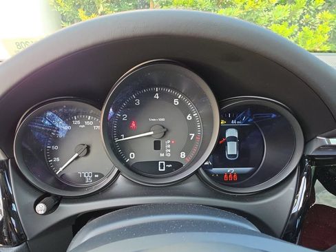 Used 2025 Porsche Macan AWD/4WD image 22