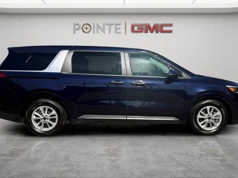 Used 2024 Kia Carnival LX FWD image 2