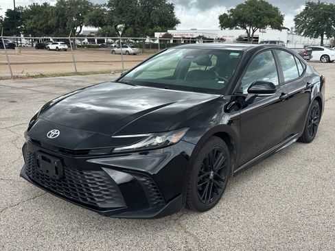 Used 2025 Toyota Camry SE FWD image 1