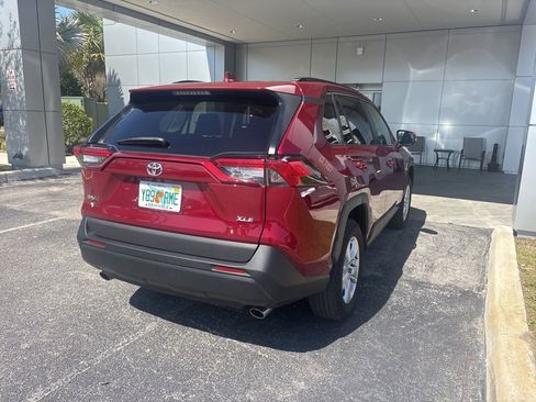 Used 2021 Toyota RAV4 XLE w/ Convenience Package image 6