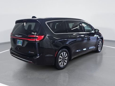 Used 2023 Chrysler Pacifica Touring-L FWD image 3