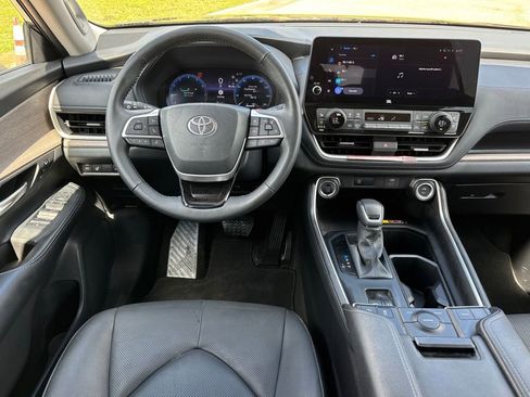Used 2025 Toyota Grand Highlander FWD image 11