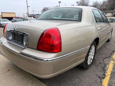 Used 2006 Lincoln Town Car Signature image 3