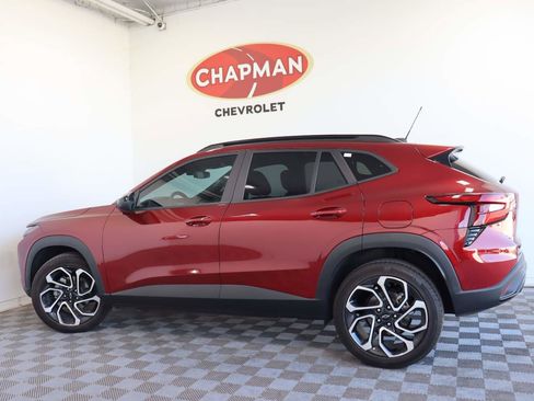 Used 2024 Chevrolet Trax RS w/ Sunroof Package FWD image 3