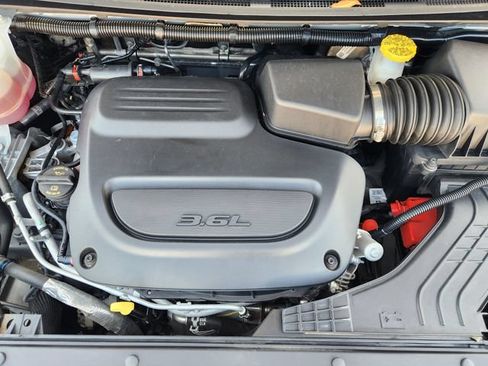 Used 2024 Chrysler Pacifica Touring-L FWD image 32