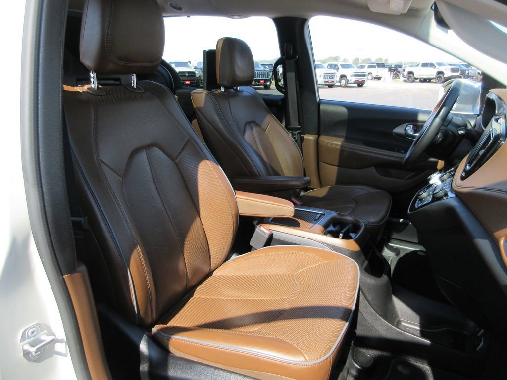 Used 2019 Chrysler Pacifica Limited w/ Tire & Wheel Group FWD image 25