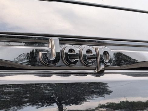 Used 2024 Jeep Grand Cherokee Altitude image 23