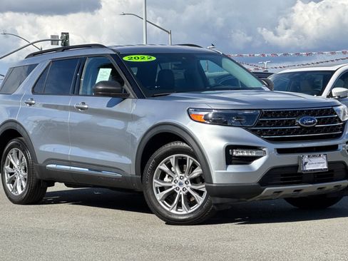 Used 2022 Ford Explorer XLT w/ Equipment Group 202A image 2