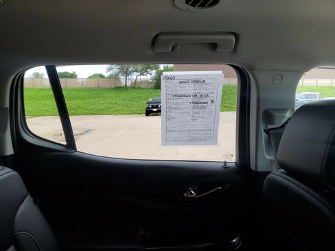 Used 2023 GMC Acadia SLT FWD image 16