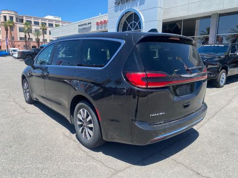 Used 2023 Chrysler Pacifica Touring-L FWD image 8