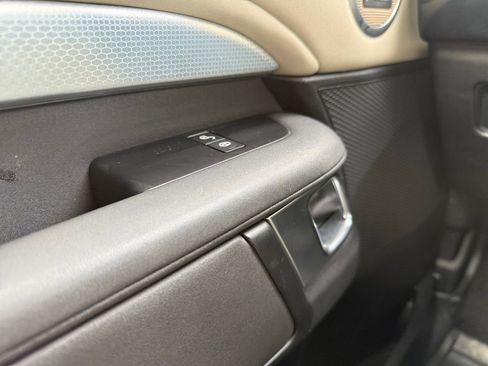 Used 2020 Land Rover Discovery Landmark image 24