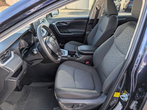 Used 2021 Toyota RAV4 XLE image 2