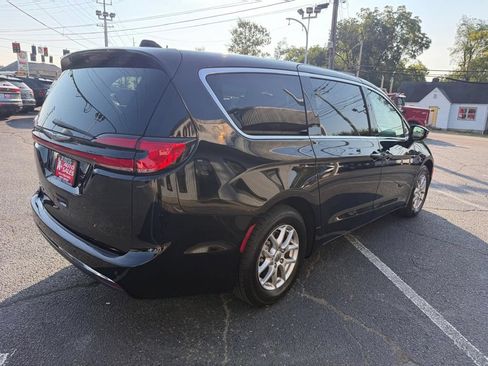 Used 2024 Chrysler Pacifica Touring-L FWD image 7