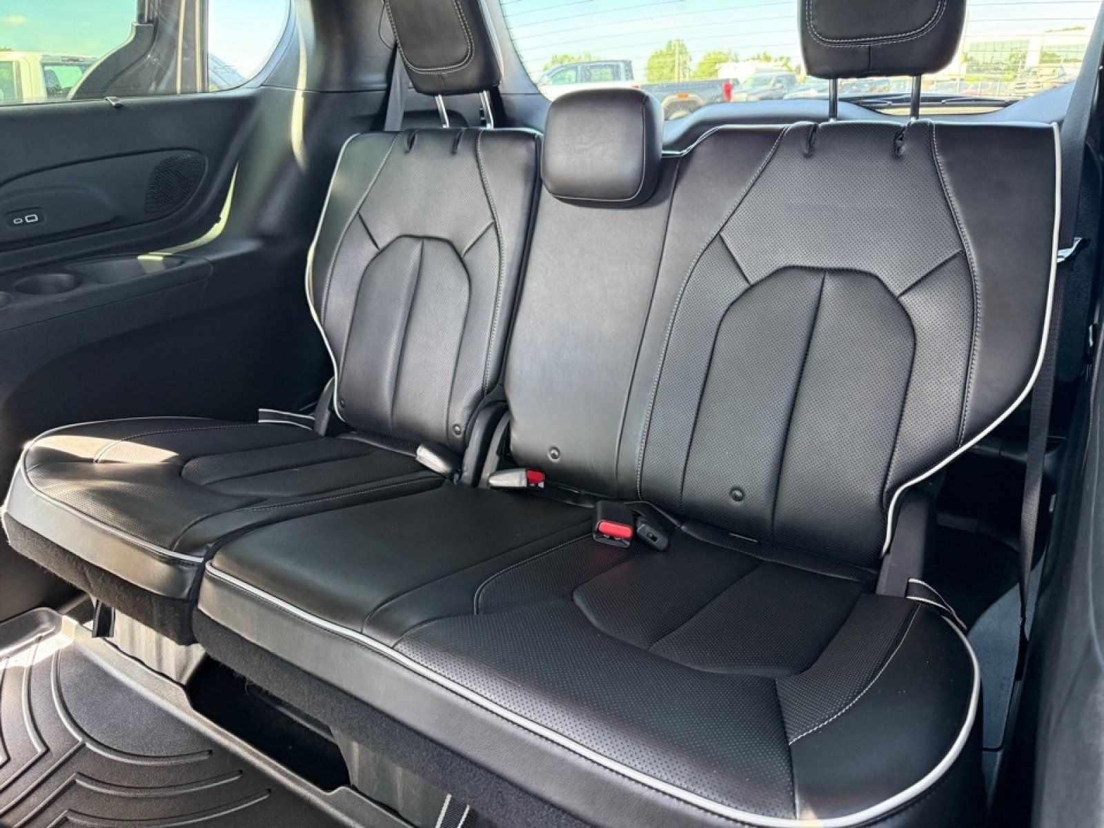 Used 2021 Chrysler Pacifica Limited w/ Uconnect Theater Family Group FWD image 33