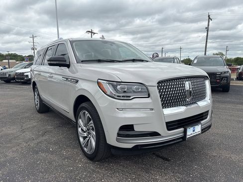 Used 2023 Lincoln Navigator L Reserve AWD/4WD image 3