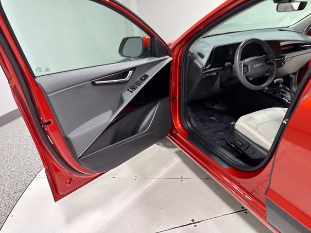 Used 2023 Kia Niro EX FWD image 9