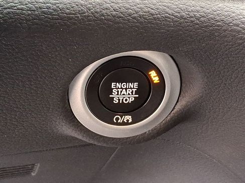 Used 2024 Chrysler Pacifica Select image 25