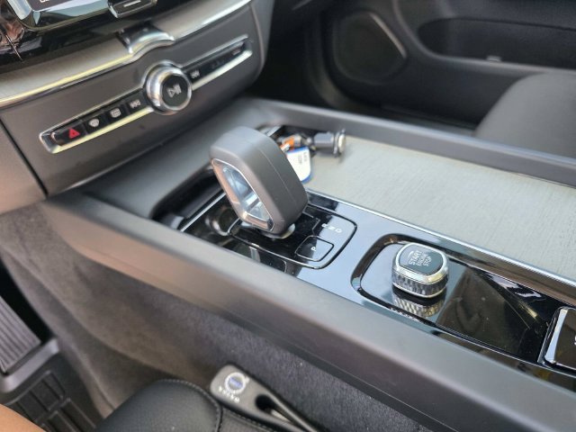 Used 2025 Volvo XC60 B5 Plus w/ Protection Package Premier AWD/4WD image 11