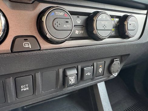 Used 2021 Toyota Tacoma TRD Sport AWD/4WD image 31
