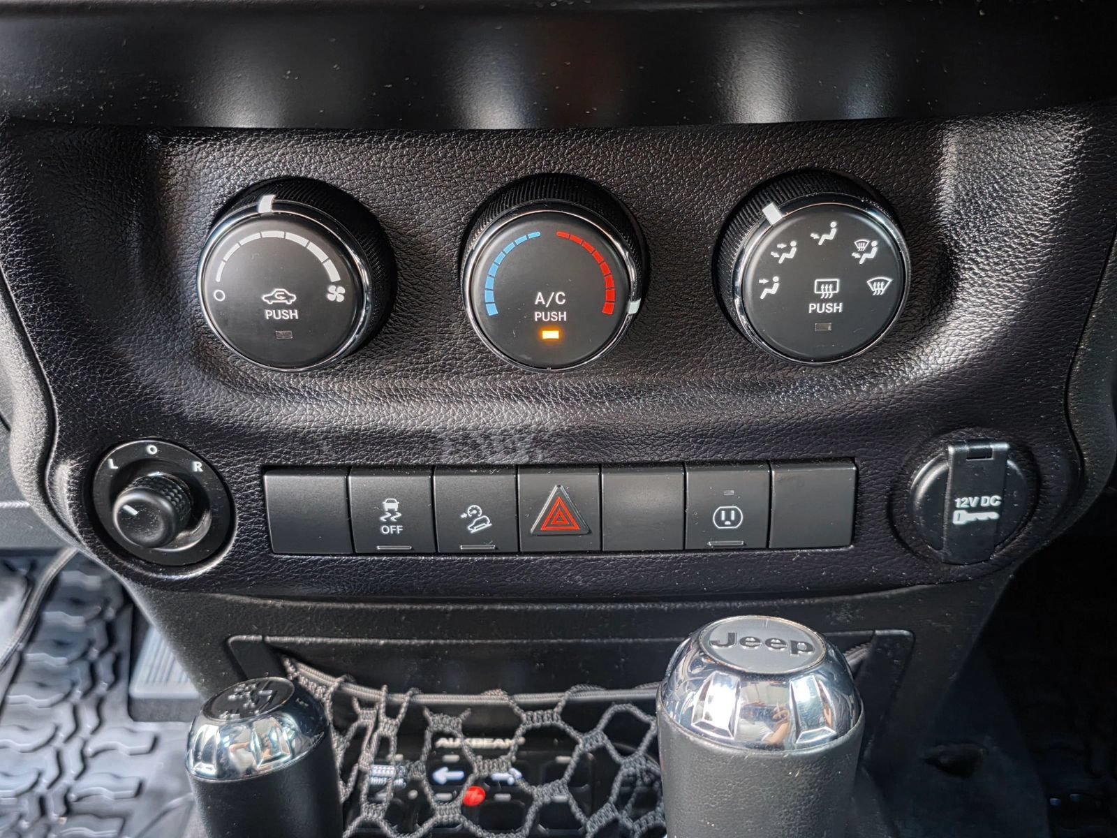 Used 2014 Jeep Wrangler Unlimited Sahara w/ Connectivity Group AWD/4WD image 18