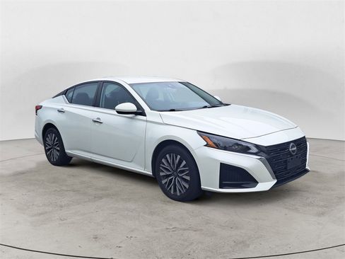 Used 2023 Nissan Altima 2.5 SV image 1
