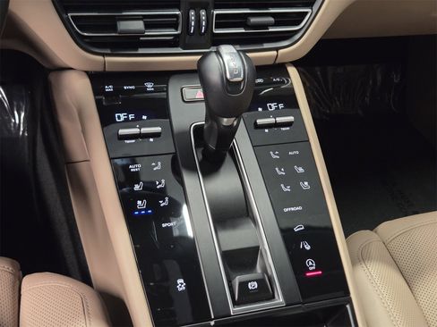 Used 2024 Porsche Macan image 25