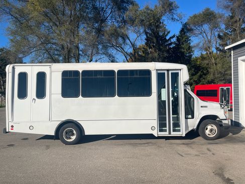 Used 2019 Ford E-450 and Econoline 450 Super Duty w/ Shuttle Bus Prep Package image 3