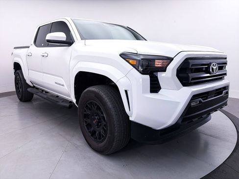 Used 2025 Toyota Tacoma SR5 AWD/4WD image 9
