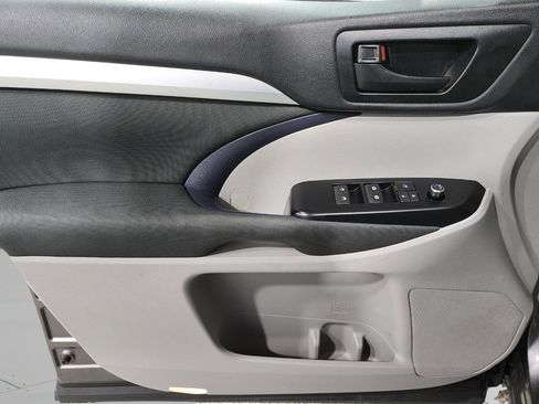 Used 2019 Toyota Highlander LE image 12