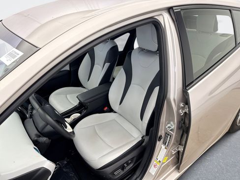 Used 2017 Toyota Prius Prime Advanced image 11