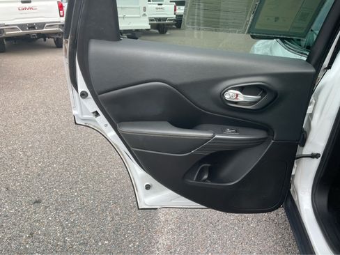 Used 2015 Jeep Cherokee Latitude w/ Cold Weather Group AWD/4WD image 19