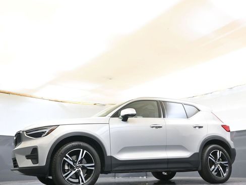 Certified 2025 Volvo XC40 B5 Core image 38