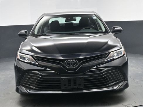 Used 2020 Toyota Camry LE image 19