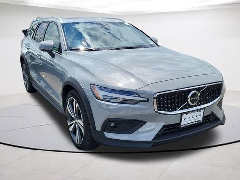 Certified 2025 Volvo V60 B5 Cross Country Plus AWD/4WD image 1