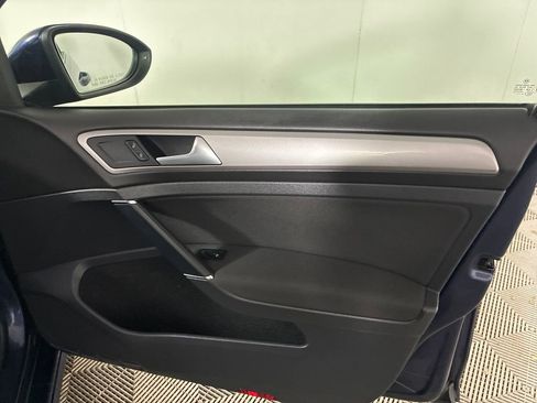 Used 2016 Volkswagen e-Golf SE w/ DC Fast Charging Package image 34