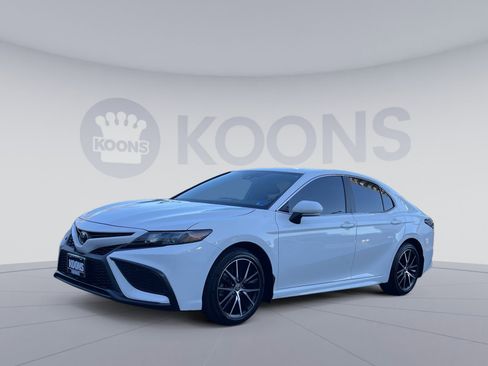 Used 2024 Toyota Camry SE image 1