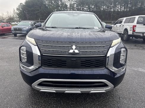 Used 2023 Mitsubishi Outlander SE image 2