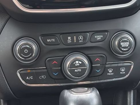 Used 2022 Jeep Cherokee Limited AWD/4WD image 16