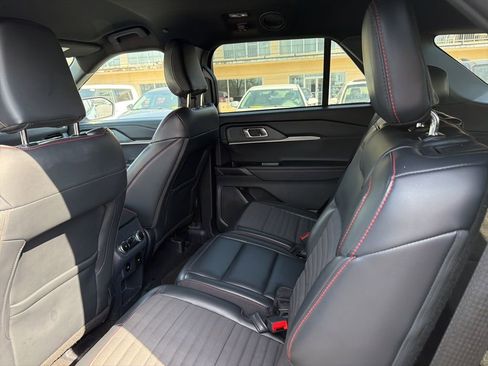 Used 2025 Ford Explorer ST-Line w/ ST-Line Street Pack image 16