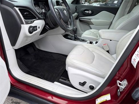 Used 2021 Jeep Cherokee Latitude Lux w/ Comfort/Convenience Group image 9